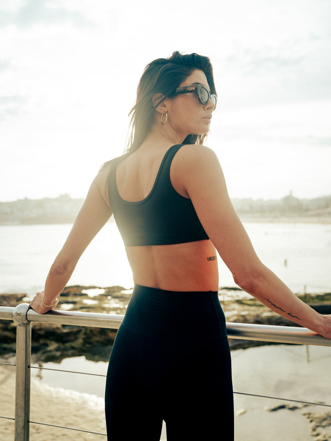 SCOOP NECK CROP - Black